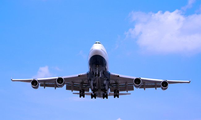 Boeing-747-taking-off-from-IAH-airport